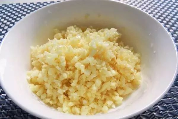 厨艺| 最过瘾的小龙虾做法,百分百的极致诱惑!_蒜泥