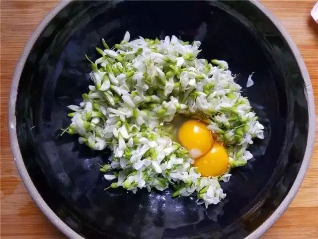捋一把槐花做一碗香喷喷的槐花饭