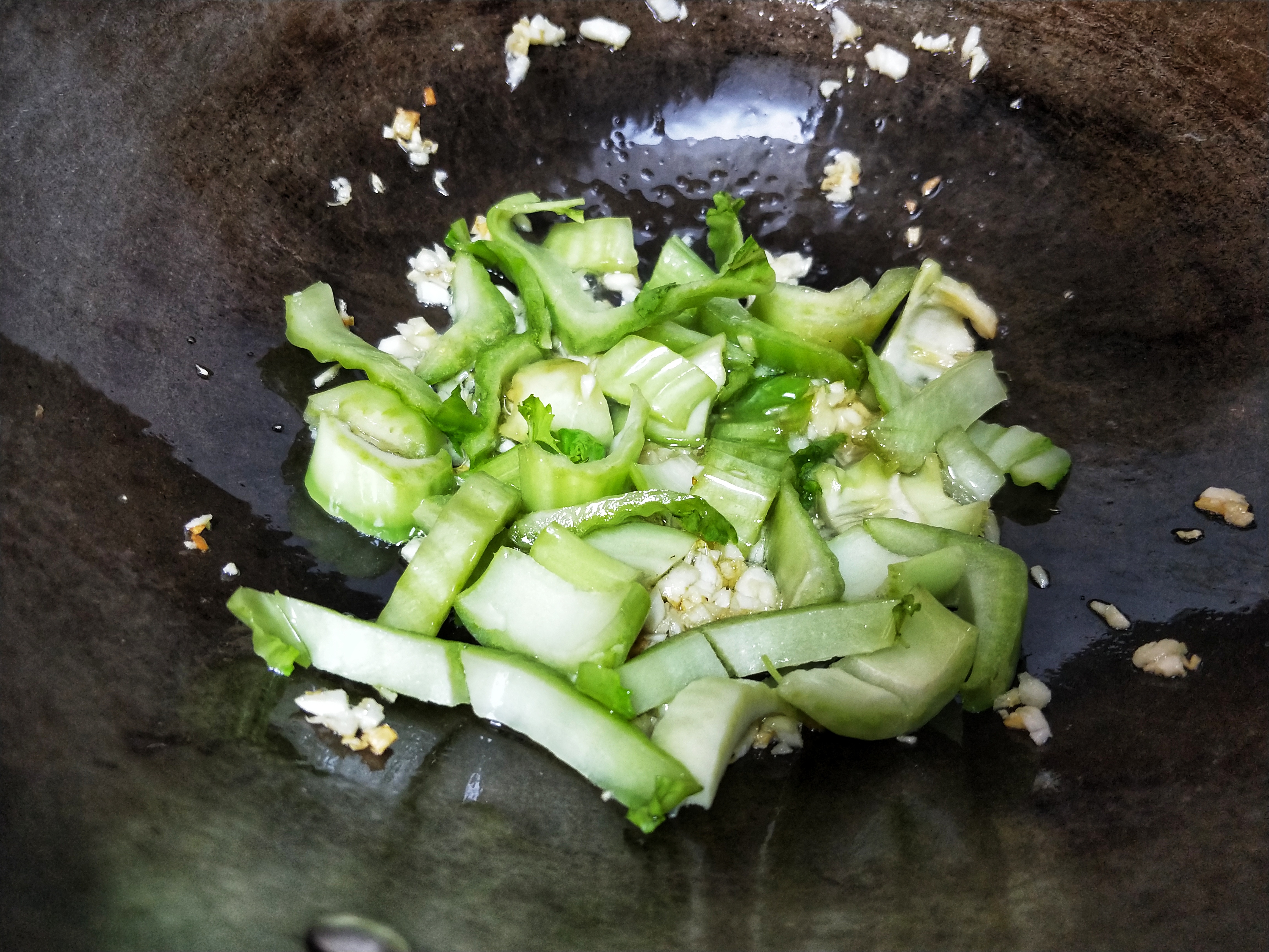 這樣既可以讓炒的過程中不會由於火太大而導致把菜炒焦,同時這種