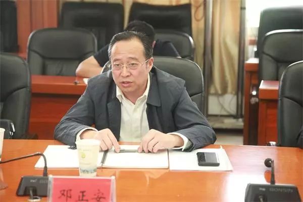 邓正安践行以人民为中心的发展理念合力抓好全区创文工作