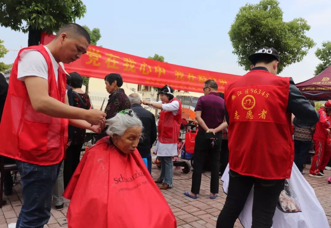 红剪刀美发店的师傅为老人们理发