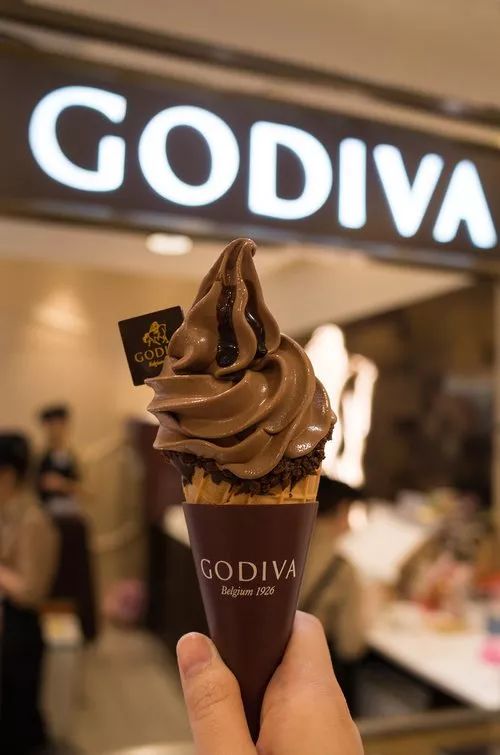 加入了大量godiva巧克力的巧克力冰淇淋,从机器里现挤出来,配上香脆的
