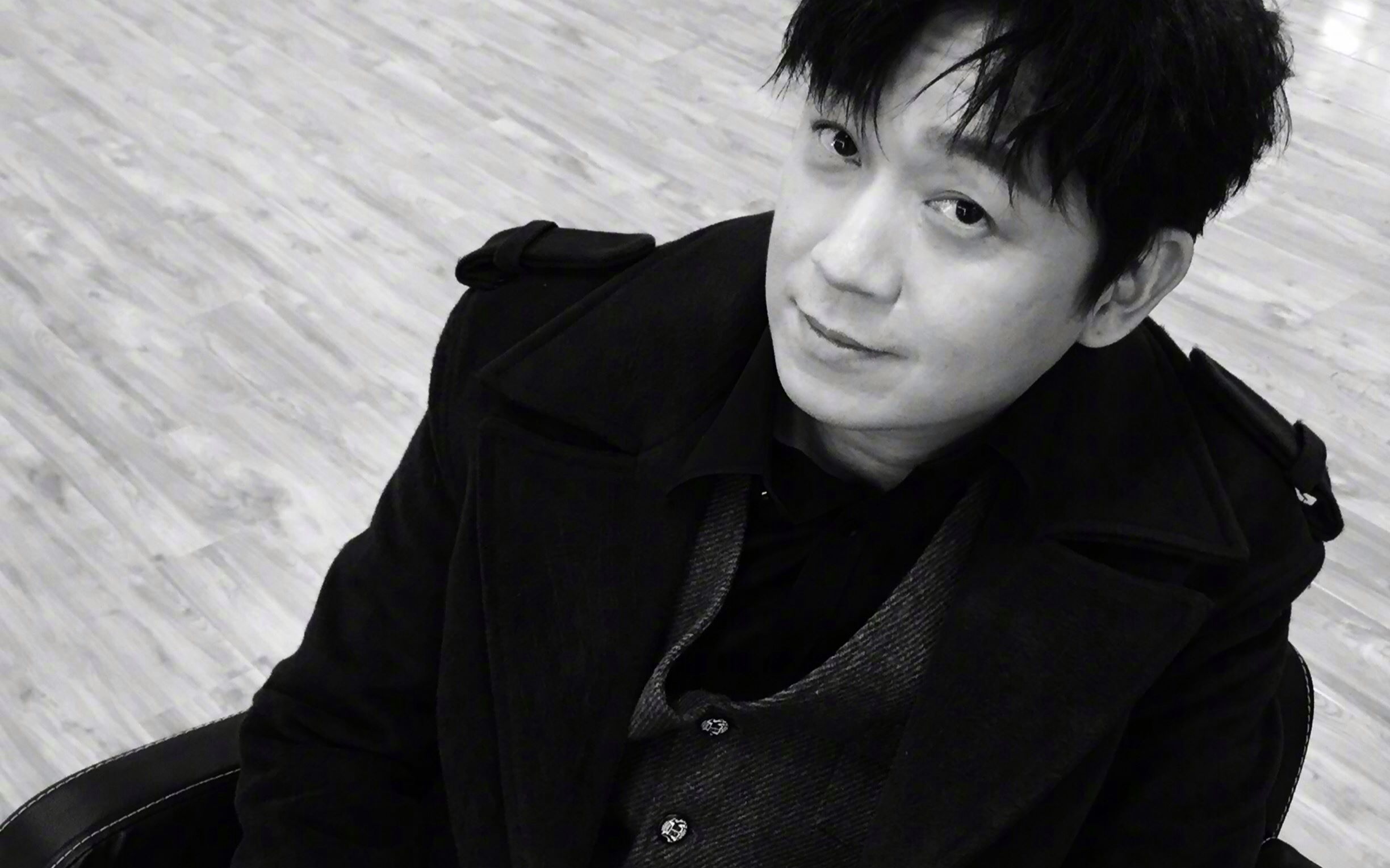 曾经走鲜肉路线的潘粤明近两年来也步入魅力大叔的队伍,说起来也算是