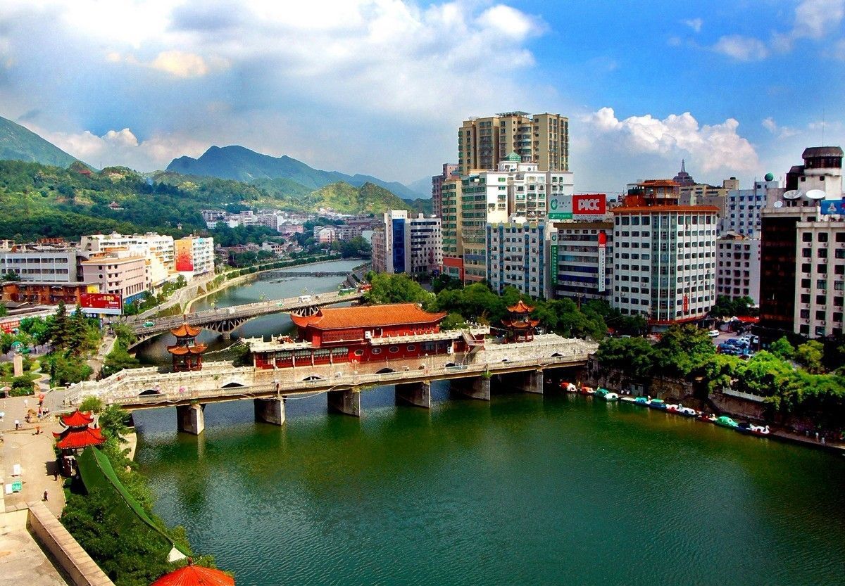 作为一处网红景点,西山大桥凭借着经典的造型和美丽的夜景吸引着一批