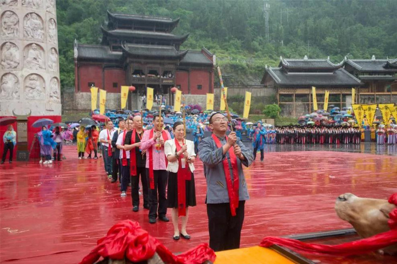 香烟缭绕,烛火摇曳,是九黎后裔的绵绵思念,是民族悠久不断的香火,是