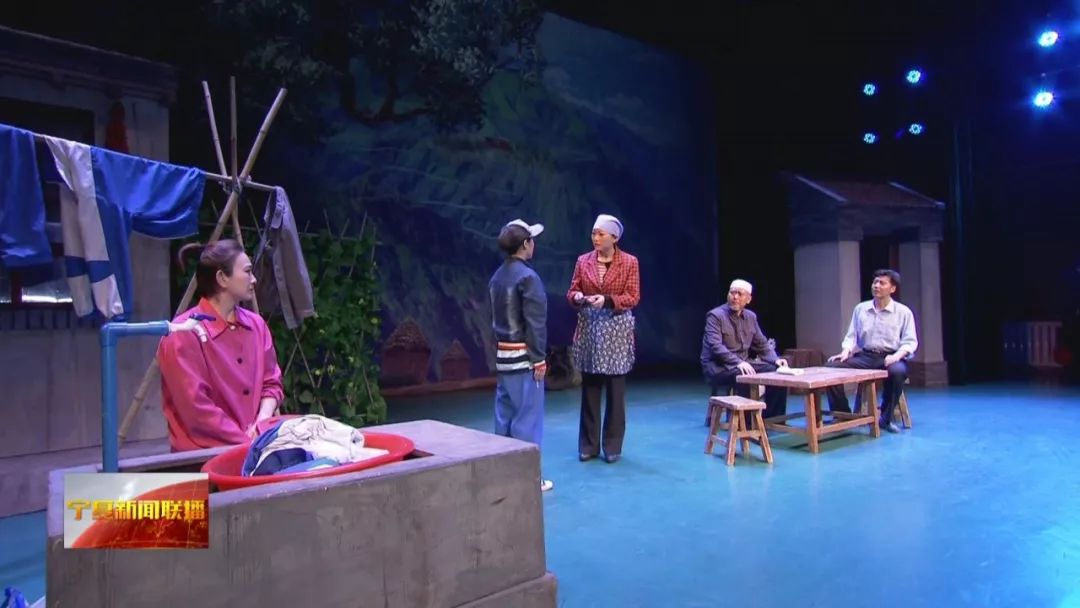 石泰峰观看了话剧《回民干娘》片段,对宁夏话剧"大篷车"30多年坚持