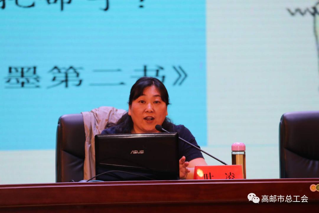 卸甲镇党委书记夏瑞林主持讲座.