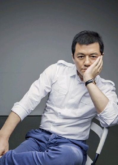 李亚鹏认爱了短发女友身价500亿他揭真实身分