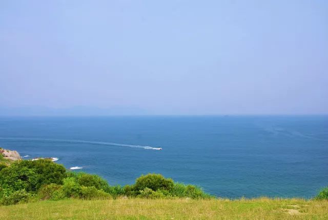 海水清澈而寧靜,按下快門,大海與藍天顯得更濃郁.