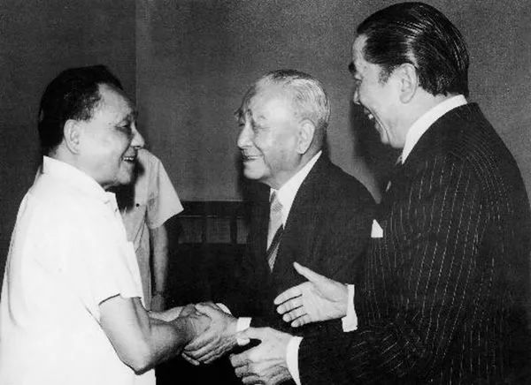 携手"船王"包玉刚,李嘉诚当年如何在"九龙仓之战"中将"和记黄埔"收入