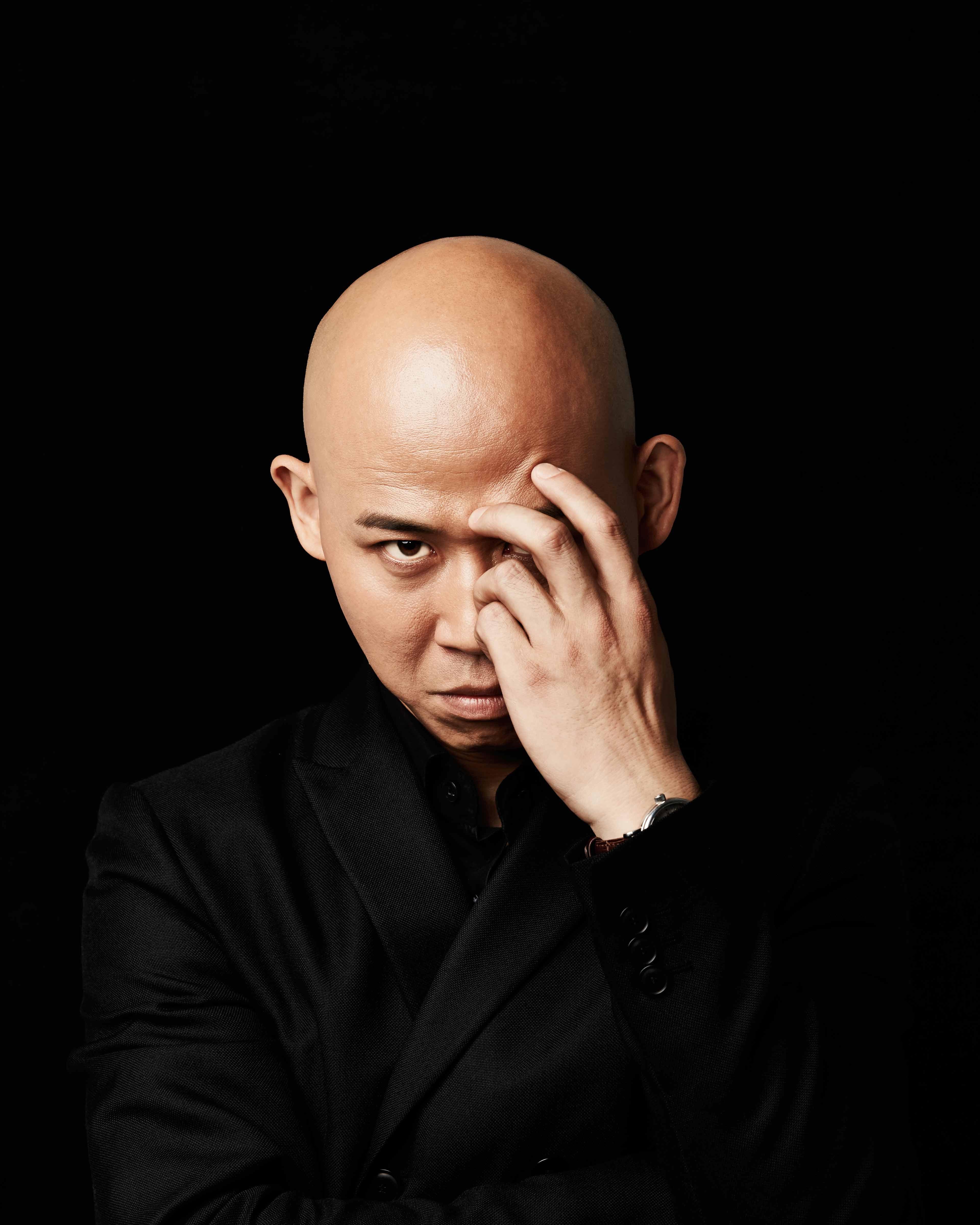 庞国昌黑色西装写真曝光目光深邃犀利尽显硬朗本色