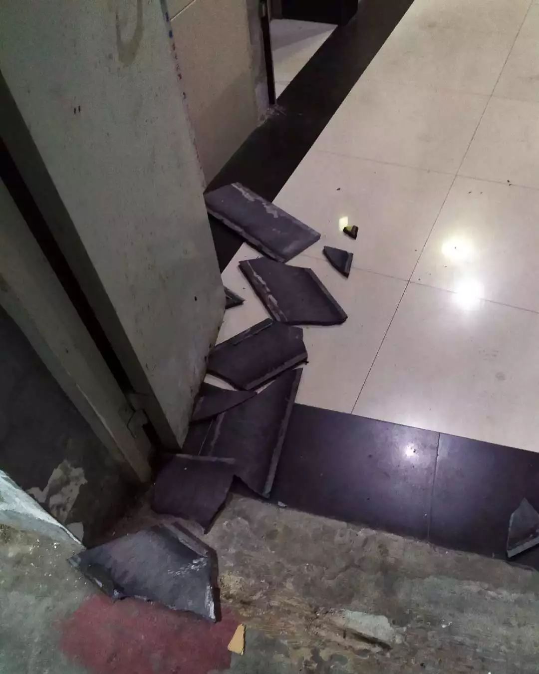 常熟城市之光小区电梯门套突然坠落6龄儿童