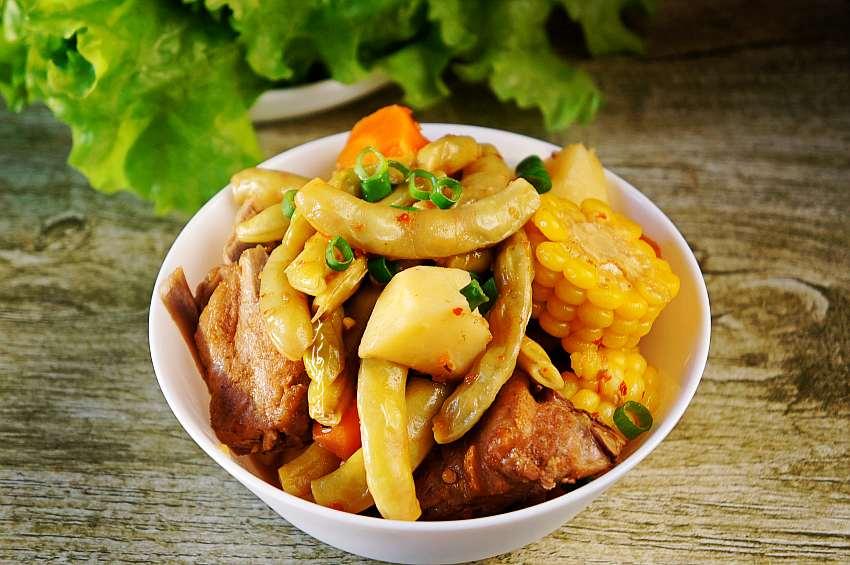 出锅装盘,因为加了辣椒酱,微辣的口感,特别下饭.