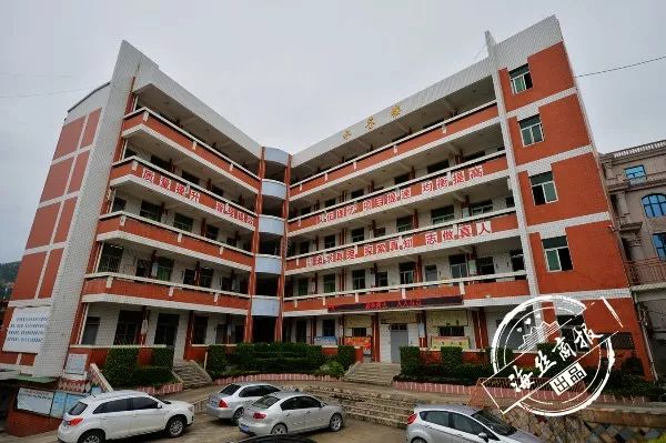 梅岭中学里的"水荃楼".