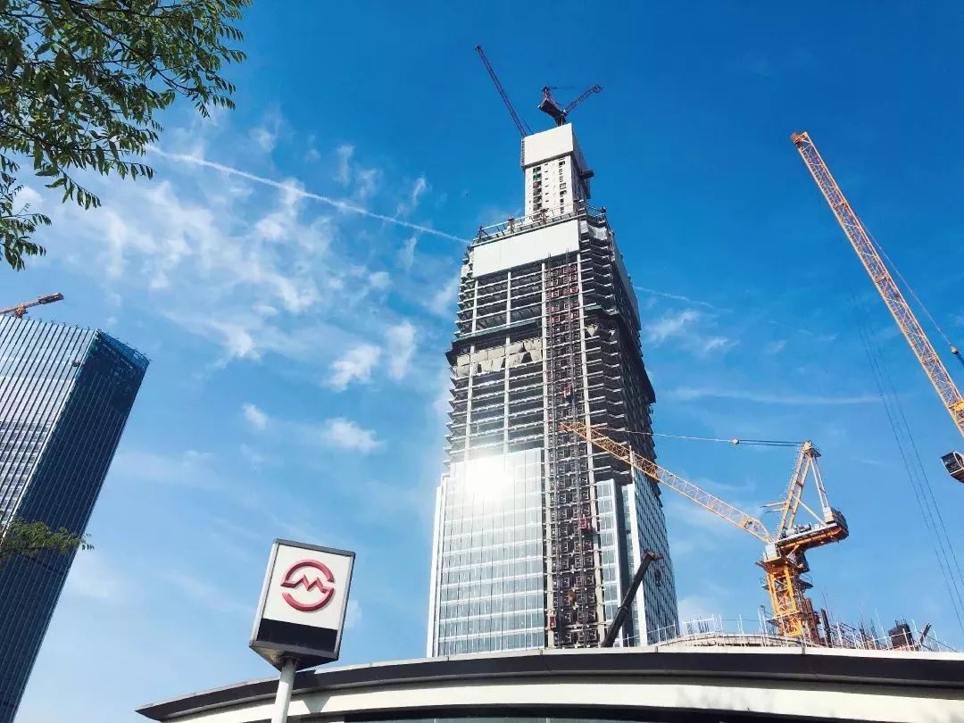 徐汇滨江第一高楼核心筒结构封顶一个约250000㎡的商业办公综合体即将