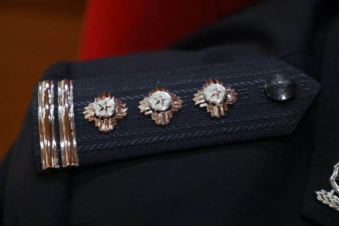 080kg是她的重量她很轻这是一件警服壹我们这一身很重,但我们坚持负重