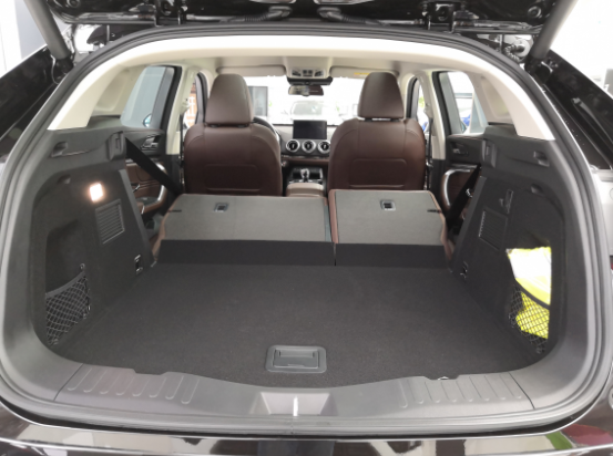 电动后备厢,常规容积261l,座椅可4/6比例放倒形成最大994l储物空间