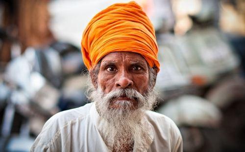 印度大叔为了爱情,帮小年轻私奔,用生命阻抗愚昧