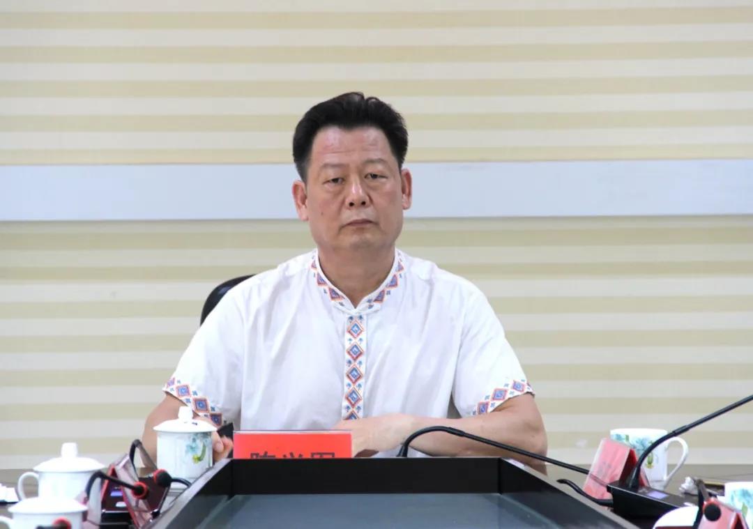 县人大常委会主任陈义军强调,要统一思想,凝心聚力,劲往一处使,抓紧