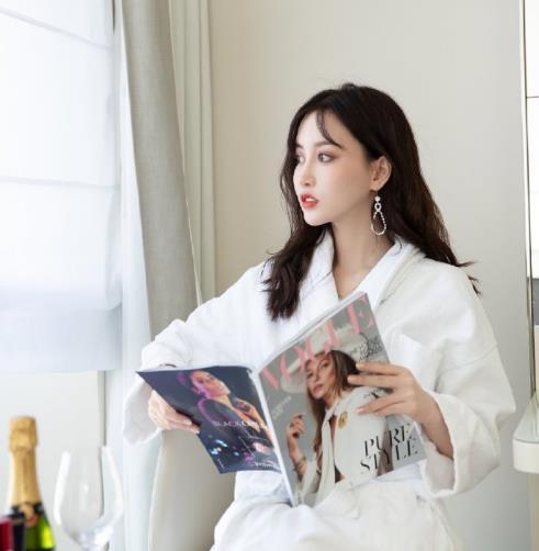 卢本伟带uu走戛纳红毯?可惜上台后无人给她拍照,没牌面_直播