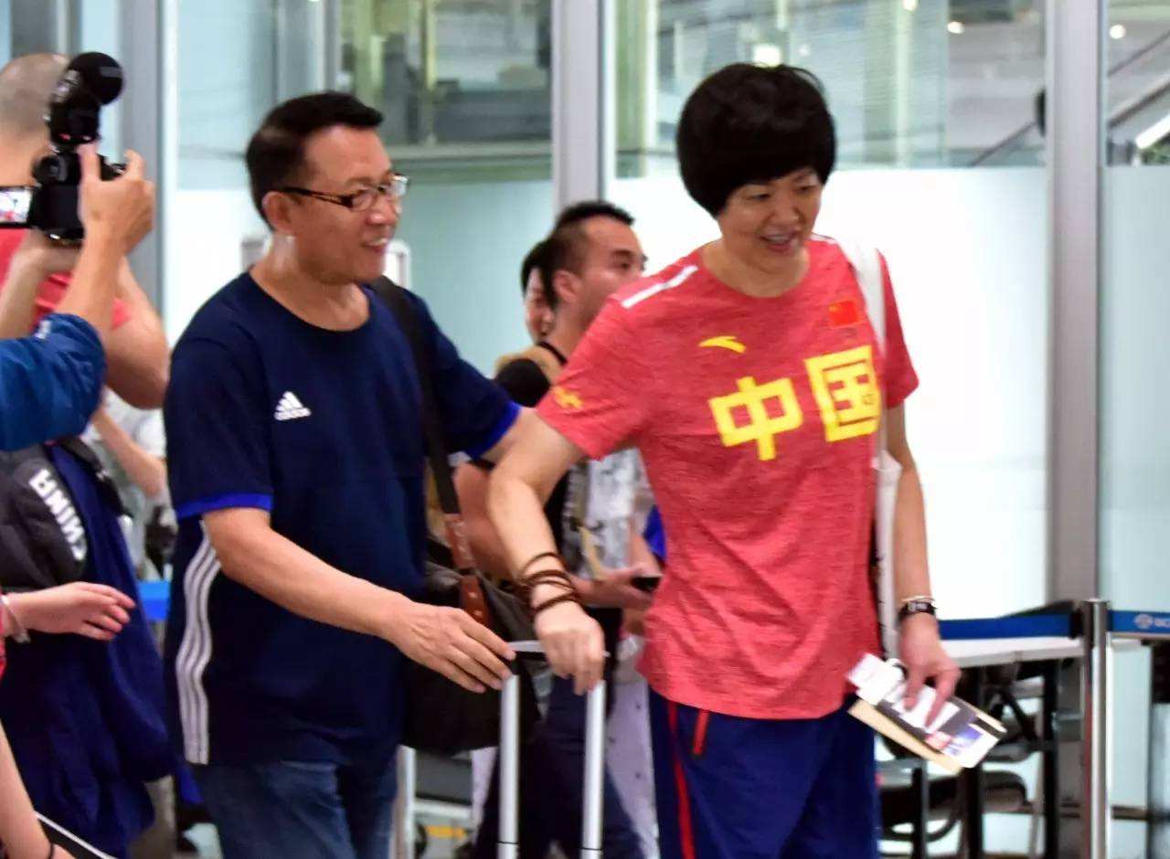 原创他是著名学者古董鉴定专家,二婚娶郎平为妻,十分的恩爱