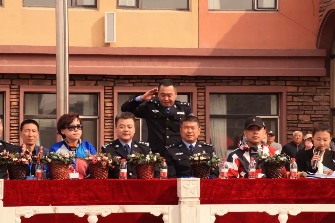 弘坤集团副总经理徐超,绥化市北林区交警大队大队长宁永生,中队长杨勇