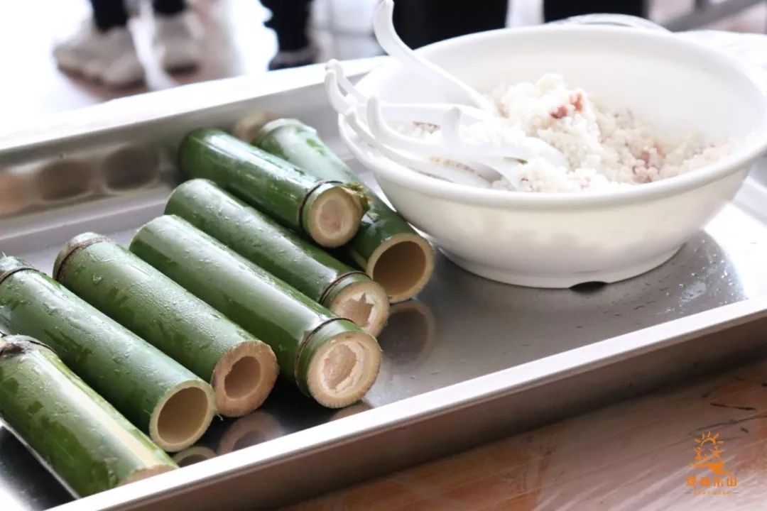 打猎烤竹筒饭又叫竹筒香饭自制竹筒饭小朋友们跟着小萌猪赛跑也更能