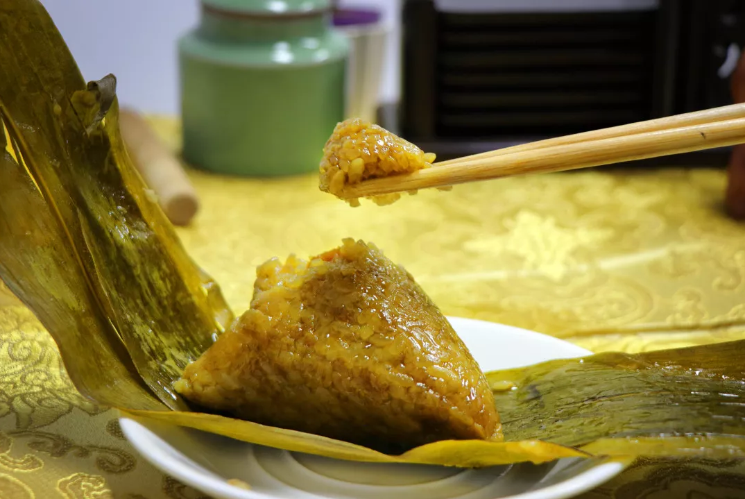 轻轻一口下去,万万没想到这款粽子馅料这么足,有红豆,花生,枸杞