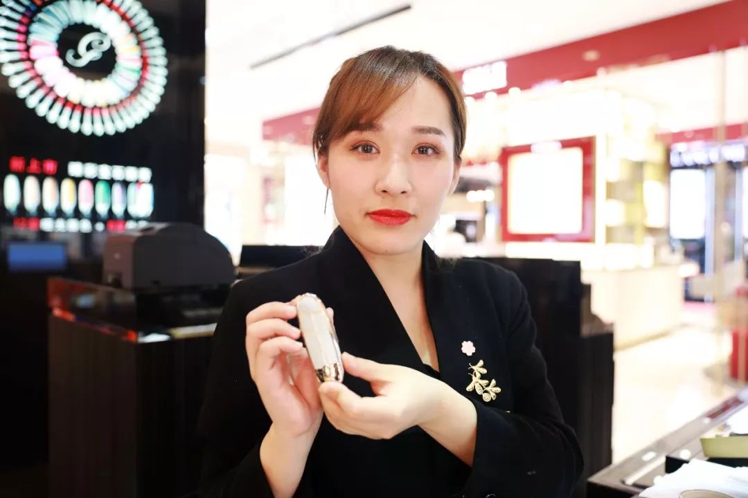 这次上妆也是全套化妆品上阵,妆后的小姐姐"攻气十足"!