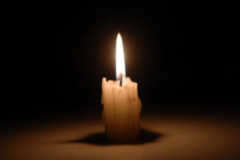关于灵堂桌上奠烛的颜色问题,一般均用纯白色蜡烛