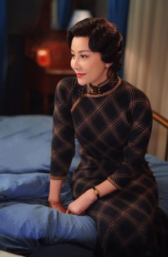 半生缘刘嘉玲挑战经典旗袍皮草上阵优雅又奢华霸气十足