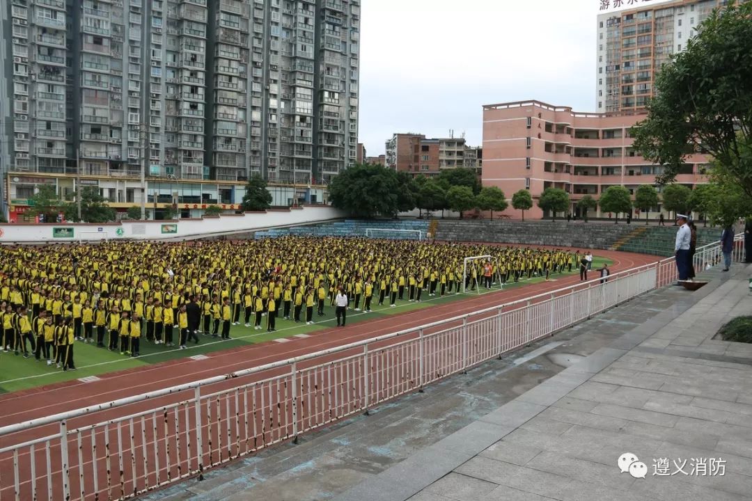 赤水市消防救援大队借助"科技活动周"深入辖区中学开展消防演练活动