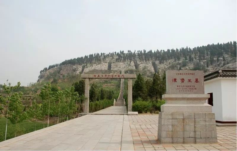 九龙山汉鲁王墓,位于曲阜城南10公里处