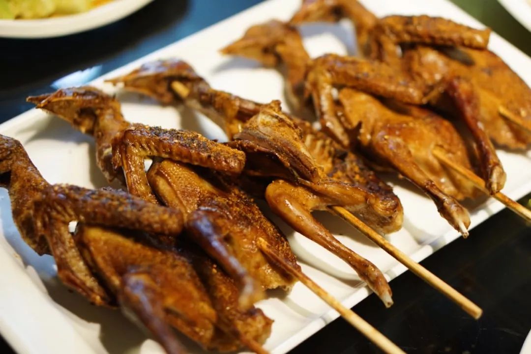 三十年专注一道菜,成就青岛名吃——姜山乳鸽!_莱西