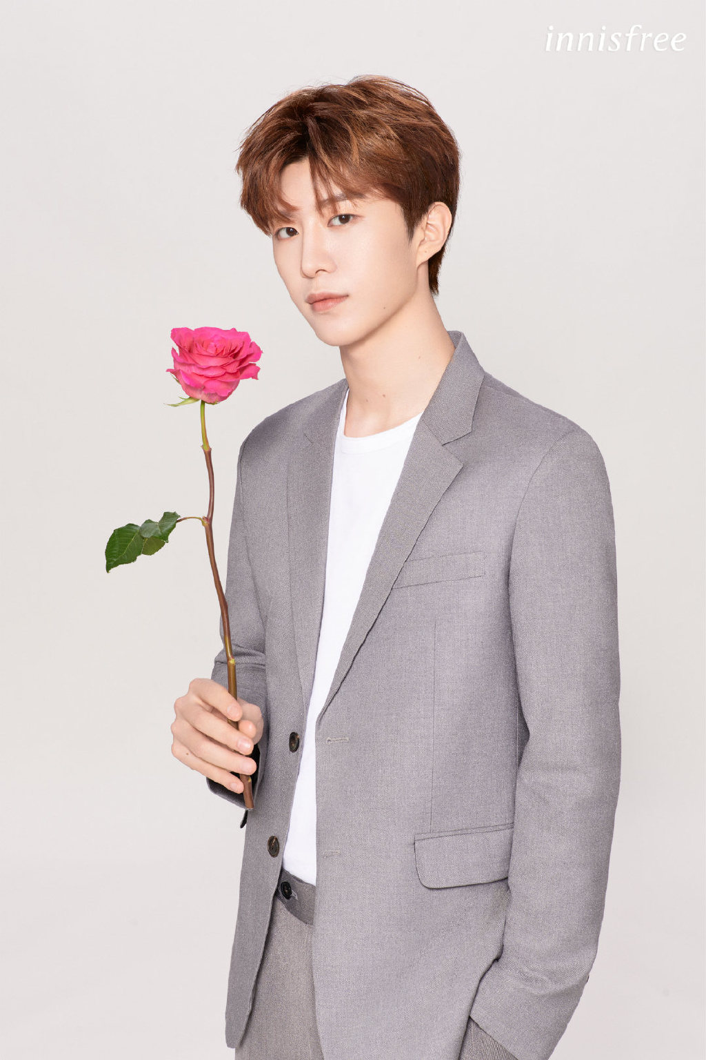 品牌发布范丞丞新海报!手持玫瑰优雅高贵!