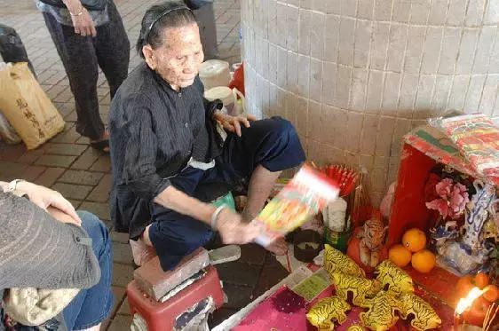 咸阳武功县一神婆自称玉皇大帝下凡为人治病被判刑