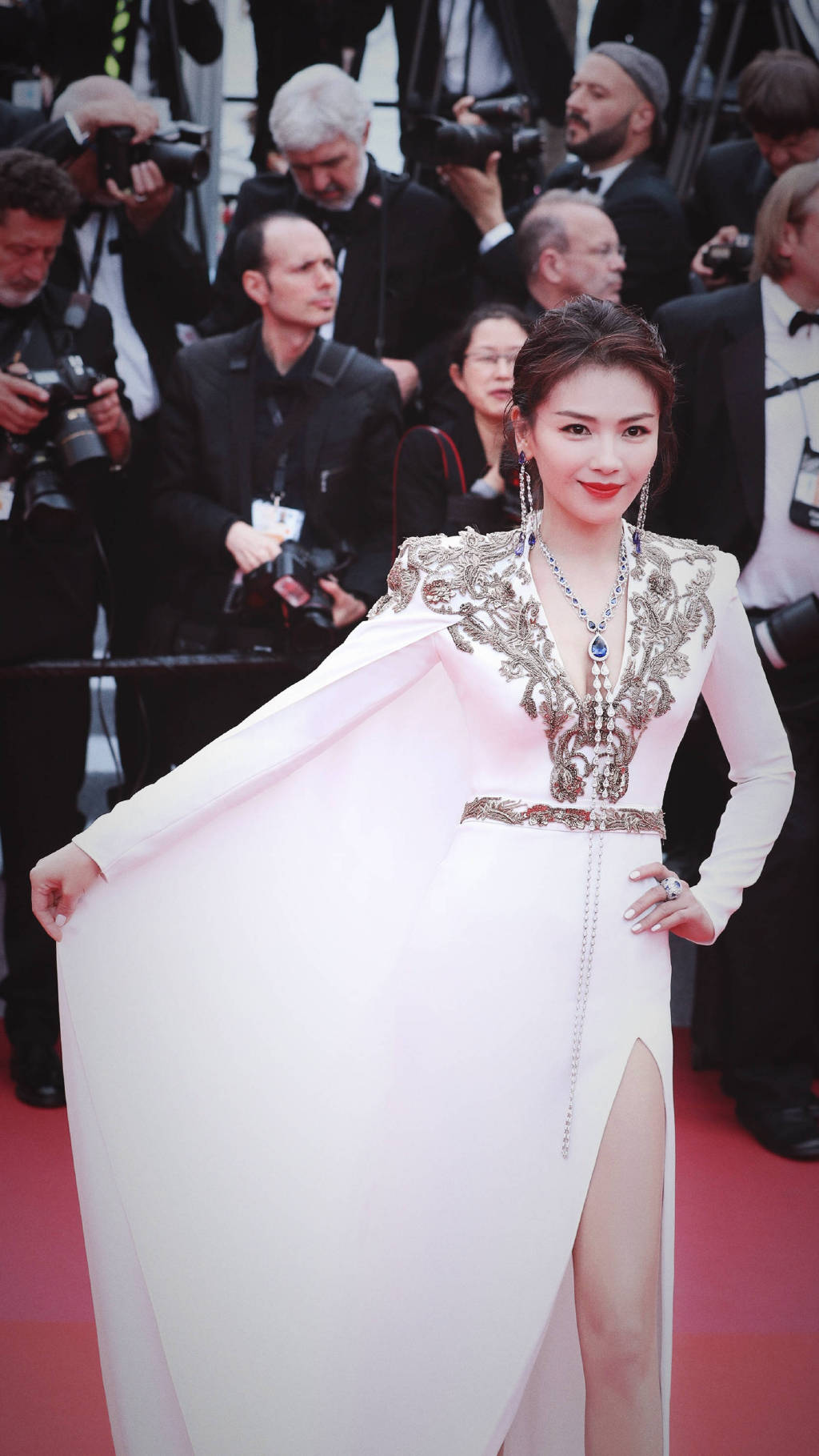 当地时间5月14日,第72届戛纳电影节,开幕红毯,41岁刘涛身穿一袭白色