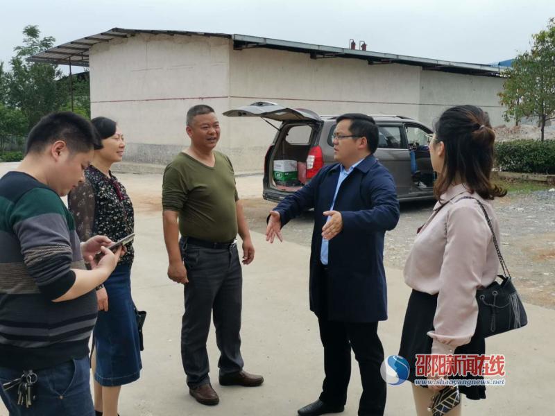 5月15日,新邵县酿溪镇党委书记李丁,带队检查新邵县蓝天气体,大源纸业