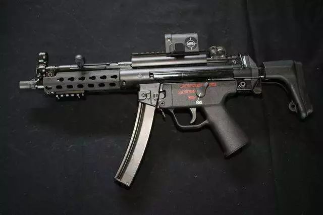 看到这把mp5冲锋枪(或者cs老司机俗称的"b31")可能有些老铁会想到德国