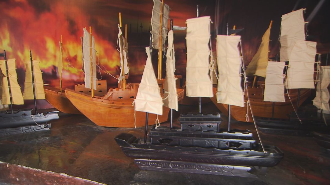 在今天的赤壁市博物馆中,还可以见到仿制的当年东吴战船模型.