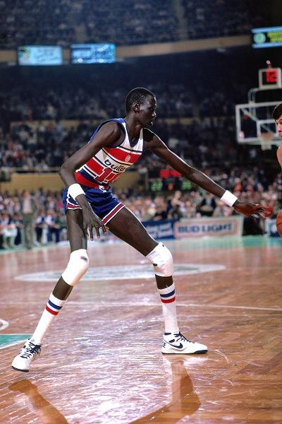 原创nba历史上最高的球员他站着扣篮最后一位比姚明高一个头