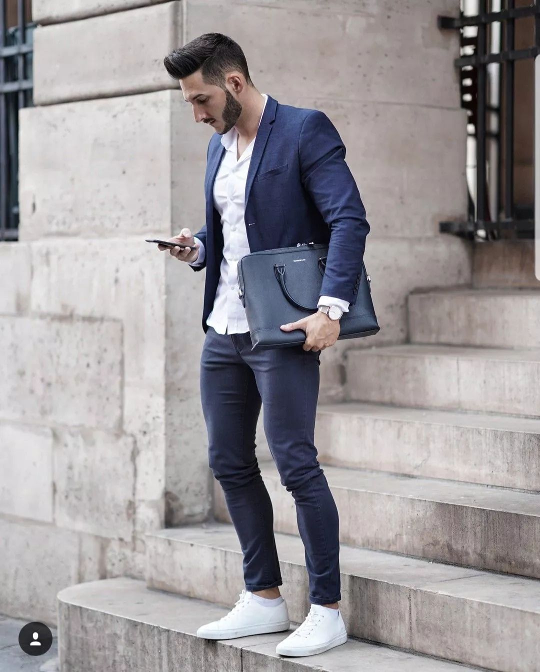 和牛仔裤,运动鞋搭配起来造型就会展现出商务休闲的风调