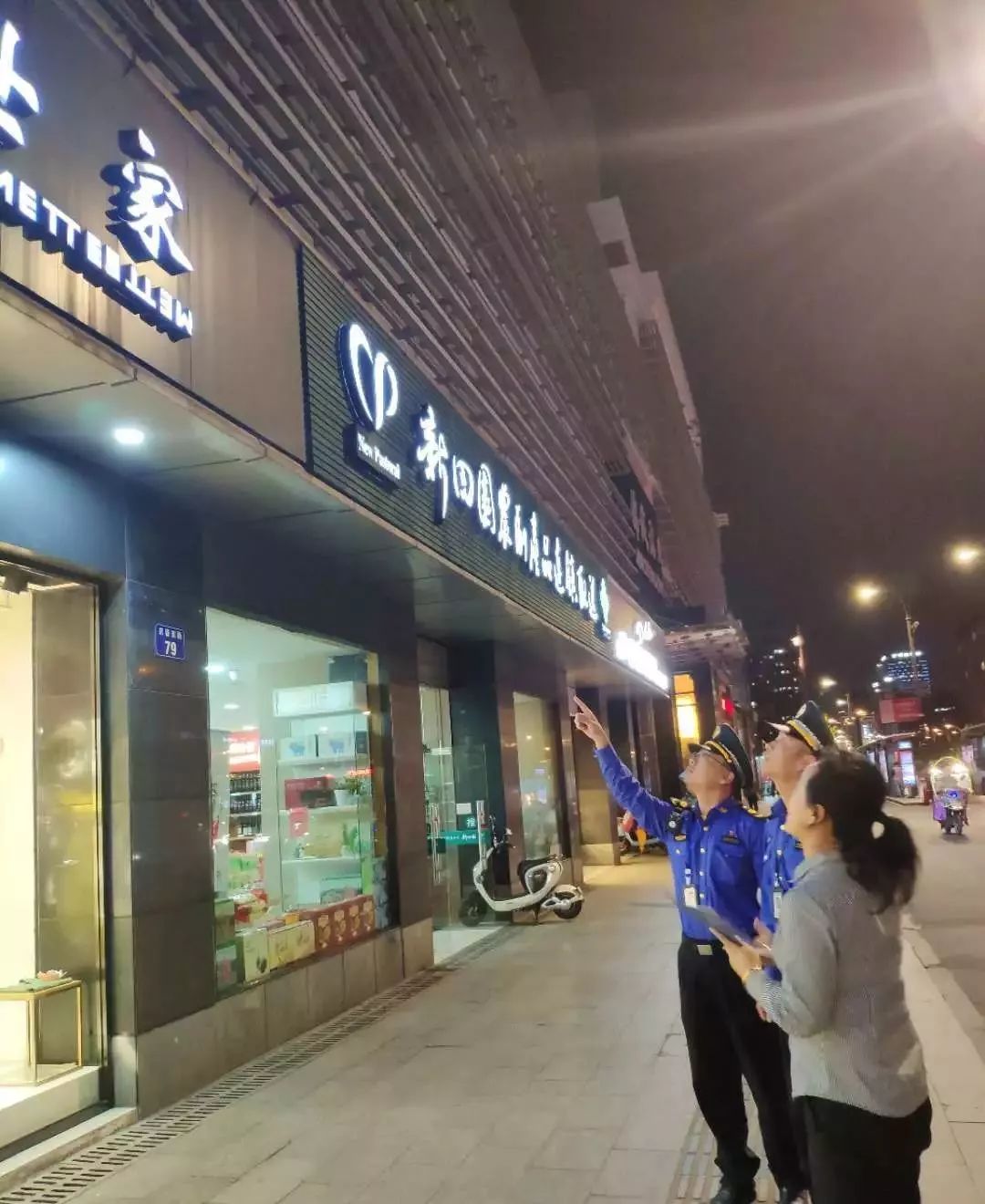 江干城管采荷中队紧紧围绕执法主题月工作要求针对辖区店家招牌指示