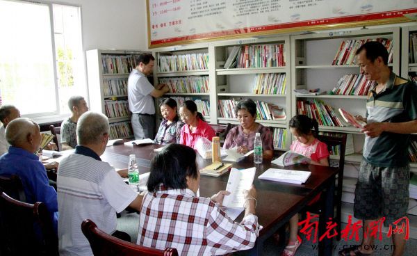 村民正在顺庆区凤山乡三百梯村文化活动室里阅读 记者 陈村铭 摄