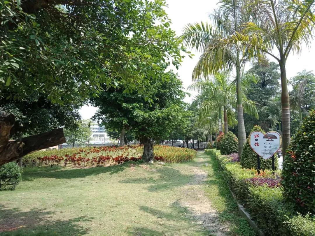 输入题园公湖棉一行人游览了棉湖公园,接着去看永昌古庙,游玩郭氏大楼