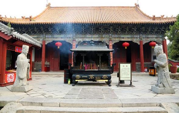 碧霞祠大殿为五楹,九脊歇山式顶,瓦垄三百六十条,以象周天之数.