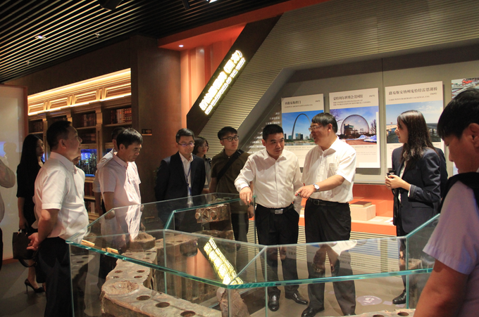 玉溪市副市长解仕清一行到中建钢构总部考察