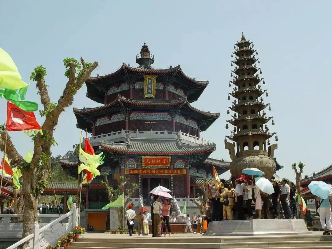 温州乐清宝林寺,苍南县龙慧寺的双料住持释智通,同样身兼温州市政协