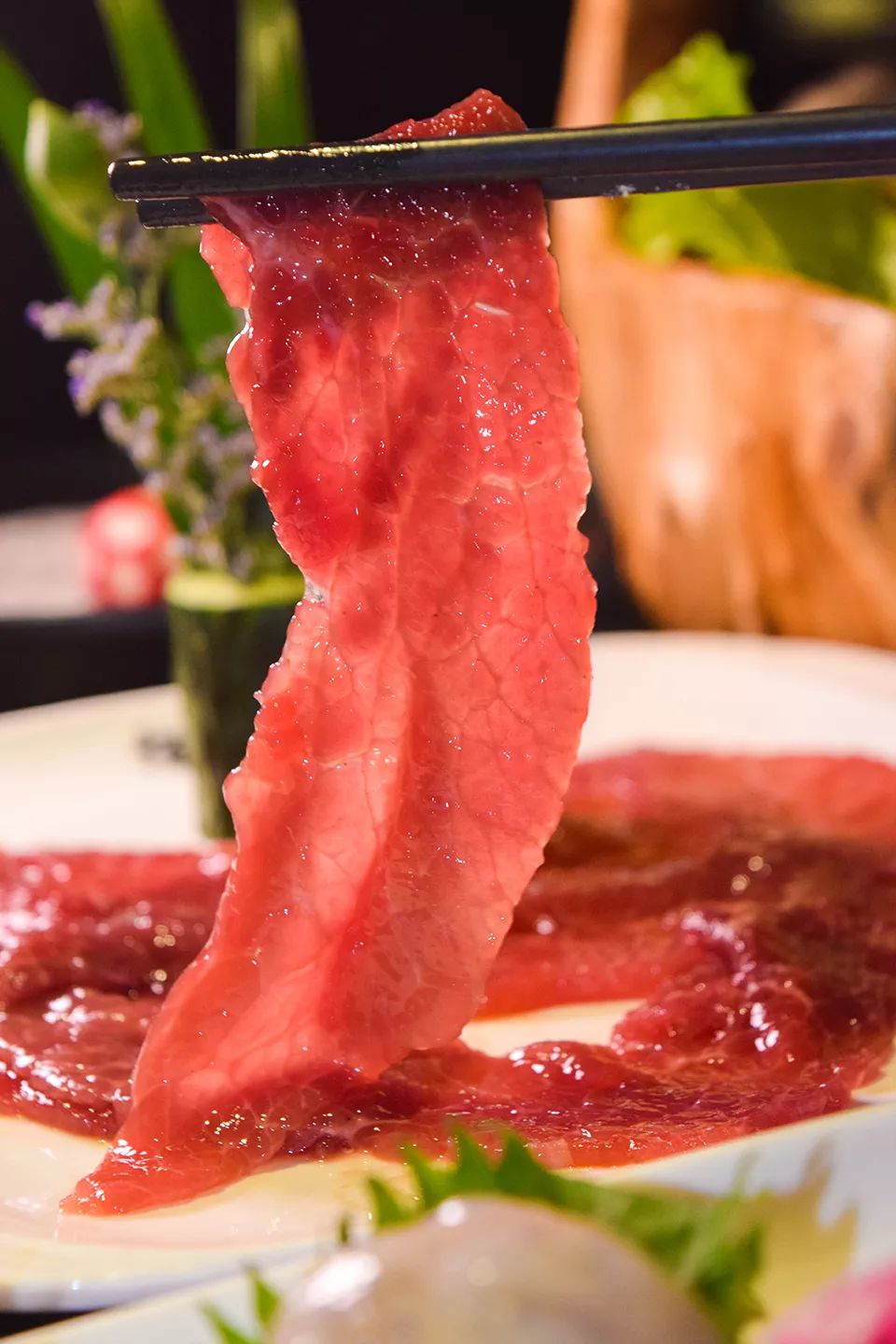 稍微烫一会便熟透,吃下去质嫩爽口,满满都是肉香,坐在椅子上不自觉上