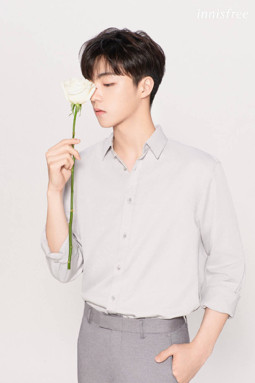 品牌发布陈立农新海报手持白玫瑰侧颜绝美